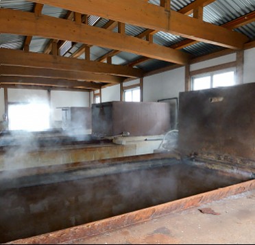 屋我地島の塩 海水を煮詰める鉄釜