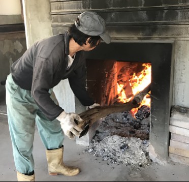 屋我地島の塩 薪を追加して火力を調整